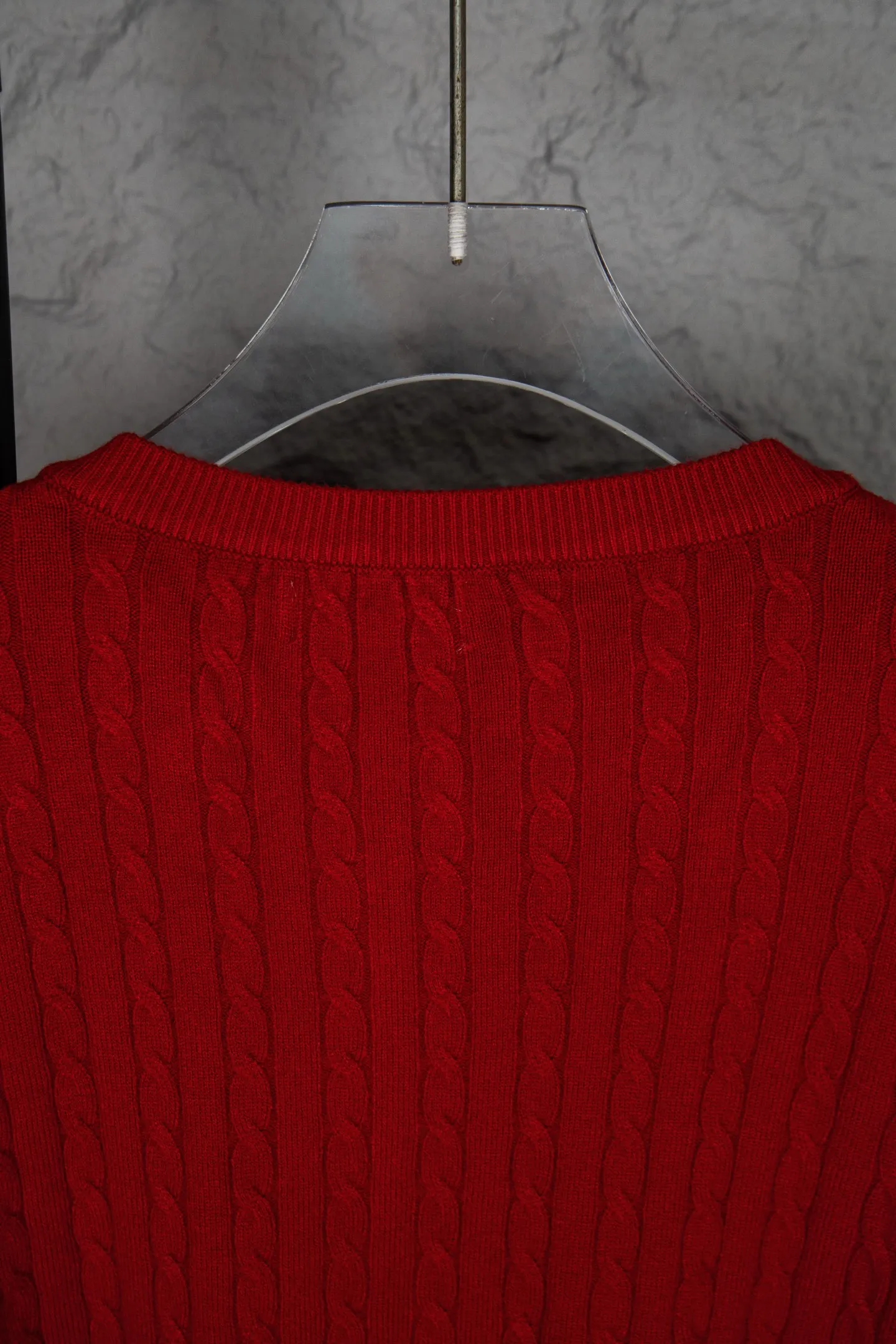 P190 Ralph Lauren Classic Round Neck Solid Color Pony Embroidered Logo Knitted Cardigan Long Sleeve Ralph Lauren Classic Basic Versatile Twist Knitted Cardigan Long Sleeve Main supply platform live broadcast Wholesale entity Replenish when out of stock Not removed from the shelves Quality 1:1 patterning Complete three standards Correct version of pony logo Imported quality cotton yarn Focus on high-end Cost-effective Good quality Needless to say Zhao Lusi's same style is really amazing, so sweet I'm so beautiful. This cardigan is really good-looking. It's simple and easy to wear. It's a must-have for goddess ootd. Good-looking clothes are never picky. A must-have in the wardrobe of goddesses. Size: S-XL. Color: black, apricot, gray, navy, red, white.